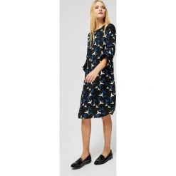Sukienka z nadrukiem. Czarne sukienki damskie Moodo, na co dzień, xs, w paski, z poliesteru, retro, z okrągłym kołnierzem, bez rękawów. Za 49,99 zł.