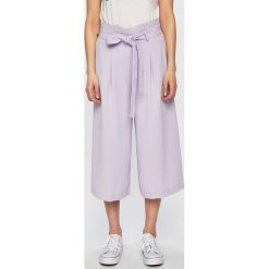 Answear - Spodnie Violet Kiss. Fioletowe spodnie damskie ANSWEAR, s, bez wzorów, z wiskozy. W wyprzedaży za 59,90 zł.