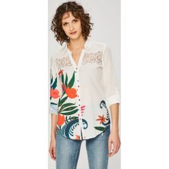Desigual - Koszula A Theory of Fun. Białe koszule damskie Desigual, na co dzień, s, z nadrukiem, z bawełny, klasyczne, z klasycznym kołnierzykiem, z długim rękawem. W wyprzedaży za 169,90 zł.