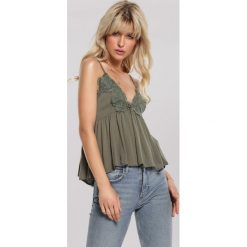 Ciemnozielona Top Devilish Style. Zielone bluzki damskie other, s, bez wzorów, bez kołnierzyka. Za 64,99 zł.