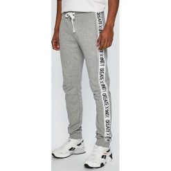 Tommy Hilfiger - Spodnie Lewis Hamilton. Szare spodnie męskie TOMMY HILFIGER, na co dzień, m, bez wzorów, z bawełny, casualowe. W wyprzedaży za 329,90 zł.