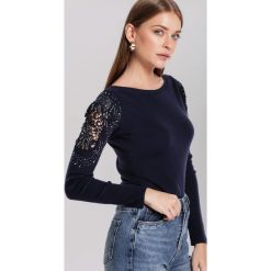 Granatowy Sweter Rosamund. Niebieskie swetry dziewczęce other, z aplikacjami, casualowe, z okrągłym kołnierzem, bez rękawów, bez kaptura. Za 89,99 zł.