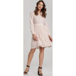 Jasnobeżowa Sukienka Savagonia. Brązowe sukienki damskie Renee, do pracy, s, w paski, eleganckie, z okrągłym kołnierzem, bez rękawów, długie, mini, rozkloszowane. Za 129,99 zł.