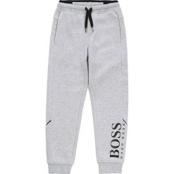 Boss - Spodnie dziecięce 164-176 cm. Czarne dresy chłopięce Boss, z aplikacjami, z bawełny. W wyprzedaży za 199,90 zł.