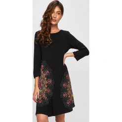 Desigual - Sukienka. Czarne sukienki damskie Desigual, na co dzień, s, z nadrukiem, z elastanu, casualowe, z okrągłym kołnierzem, bez rękawów, proste. Za 349,90 zł.