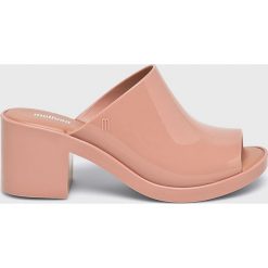 Melissa - Klapki. Różowe klapki damskie Melissa, bez wzorów, z gumy, bez obcasa, na obcasie. W wyprzedaży za 269,90 zł.