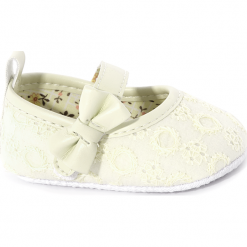 Obuwie tekstylne. Białe buciki niemowlęce marki SHOES 3. Za 39,90 zł.