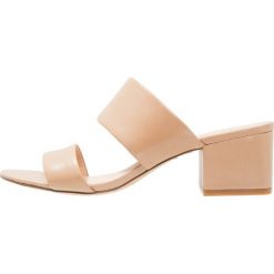 Klapki damskie: Vince Camuto FRANINE Klapki nude