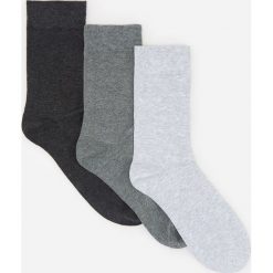 Skarpety z bawełny organicznej 3 pack - Szary. Szare skarpetki męskie Reserved, bez wzorów, z bawełny. Za 29,99 zł.
