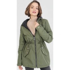 Ciemnozielona Parka Elinsyss. Zielone kurtki damskie Born2be, s, bez wzorów, bez kaptura. Za 189,99 zł.
