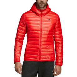 Adidas M Varilite Ho Jacket DX0786. Czerwone kurtki męskie Adidas, xl, bez wzorów, z poliesteru, bez kaptura. W wyprzedaży za 349,99 zł.