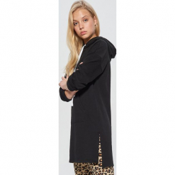 Długa bluza z kapturem - Czarny. Czarne bluzy z kapturem damskie marki Cropp, l, z długim rękawem, długie. Za 99,99 zł.