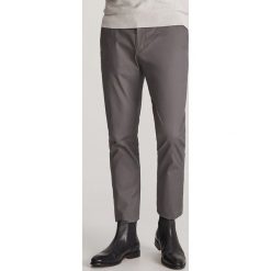 Spodnie chino z paskiem - Szary. Szare spodnie męskie Reserved, m. Za 149,99 zł.
