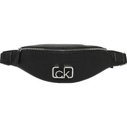 Calvin Klein Damska torba Ck Cast Waistbag Black. Czarne torebki klasyczne damskie Calvin Klein, w paski, bez dodatków. W wyprzedaży za 351,00 zł.