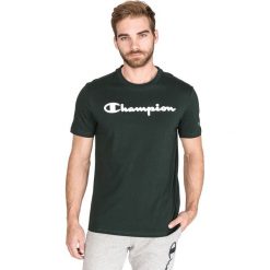 Champion Koszulka Zielony. Zielone podkoszulki męskie Champion, m, z nadrukiem, z bawełny, bez kołnierzyka, z krótkim rękawem, krótkie. Za 111,95 zł.