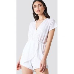 Kombinezony eleganckie: Linn Ahlborg x NA-KD Kombinezon w kropki – White