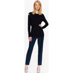 SWETER COLD SHOULDER Z DŁUGIM PASKIEM. Szare swetry klasyczne damskie Top Secret, na lato, z klasycznym kołnierzykiem. Za 49,99 zł.