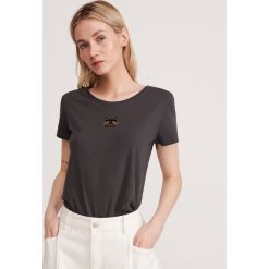 T-shirt z minimalistycznym haftem - Szary. Szare t-shirty damskie Reserved, s, z haftami, bez kołnierzyka. W wyprzedaży za 15,99 zł.