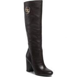Kozaki GUESS - Lemmie FL8LEE LEA11 DBROW. Pomarańczowe kozaki damskie Guess, ze skóry ekologicznej, przed kolano, na wysokim obcasie, bez zapięcia. W wyprzedaży za 589,00 zł.
