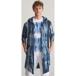 Długa bluza z kapturem tie-dye - Niebieski. Niebieskie bluzy męskie Reserved, s, bez wzorów, z kapturem, z długim rękawem, długie, z kapturem. Za 159,99 zł.