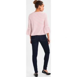 TOM TAILOR DENIM STRIPED BELL SLEEVE Bluzka z długim rękawem rose. Czerwone bluzki z odkrytymi ramionami marki TOM TAILOR DENIM, s, z denimu, z długim rękawem. W wyprzedaży za 143,10 zł.