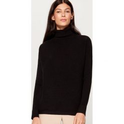 Prążkowany sweter z golfem - Czarny. Czarne golfy damskie Mohito, l, prążkowane. Za 99,99 zł.