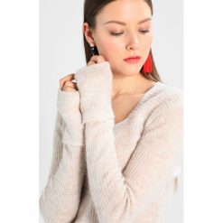 Swetry klasyczne damskie: Finery London LAURIE SQUARE NECK JUMPER Sweter beige