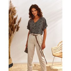 Bluzka na guziki z afrykańskim nadrukiem. Czarne bluzki damskie Top Secret, z nadrukiem, eleganckie, z dekoltem w serek, bez rękawów. W wyprzedaży za 59,99 zł.