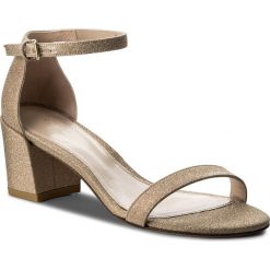 Sandały STUART WEITZMAN - Simple XL92900 Mid Gold Glitterati. Żółte klapki damskie marki Stuart Weitzman, bez wzorów, ze skóry, bez obcasa, na obcasie. W wyprzedaży za 1119,00 zł.