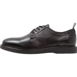 Shoe The Bear HORACE Oksfordki black. Czarne półbuty męskie marki Shoe The Bear, bez wzorów, ze skóry, na sznurówki. Za 589,00 zł.