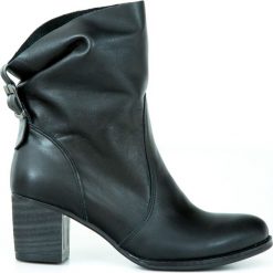 Botki - skóra naturalna - model 497 - kolor czarny. Czarne botki damskie Zapato, ze skóry, bez obcasa, bez zapięcia. W wyprzedaży za 299,25 zł.