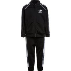 Adidas Originals SET Kurtka sportowa black. Czarne kurtki chłopięce marki adidas Originals, z jeansu. Za 199,00 zł.