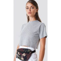 NA-KD Krótki t-shirt - Grey. Szare t-shirty damskie marki NA-KD, z okrągłym kołnierzem. Za 52,95 zł.