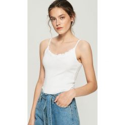 Top z falbanką - Biały. Białe topy damskie Sinsay, xl, bez wzorów, z falbankami. Za 19,99 zł.