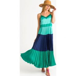 SUKIENKA twinset. Niebieskie sukienki damskie Twinset, na imprezę, z aplikacjami, z materiału, z włoskim kołnierzykiem, bez rękawów, maxi, plisowane. Za 1249,00 zł.