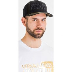CZAPKA Z DASZKIEM versace jeans couture. Czarne czapki męskie Versace Jeans Couture, z aplikacjami, z jeansu. Za 279,00 zł.