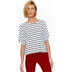 Bluzka w paski z zapięciem z tyłu. Białe bluzki damskie Top Secret, w paski, z dzianiny, eleganckie, bez kołnierzyka, z krótkim rękawem. W wyprzedaży za 49,99 zł.