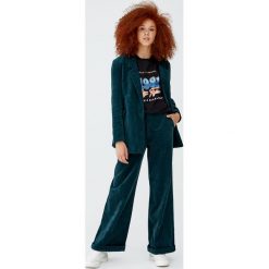 Dwurzędowa sztruksowa marynarka z guzikami. Czerwone marynarki damskie Pull&Bear, bez wzorów, ze sztruksu. Za 159,00 zł.