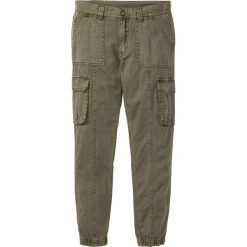 Spodnie bojówki Regular Fit Tapered bonprix ciemnooliwkowy. Zielone spodnie męskie bonprix, m, bez wzorów. Za 109,99 zł.