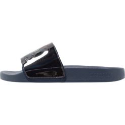 Klapki damskie: Ivy Park METALLIC SLIDER Klapki ink
