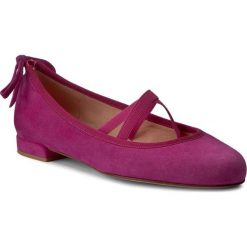 Półbuty STUART WEITZMAN - Bolshoi Fuxia Suede. Różowe półbuty damskie Stuart Weitzman, na co dzień, bez wzorów, ze skóry, bez obcasa, na płaskiej podeszwie, bez zapięcia. W wyprzedaży za 689,00 zł.
