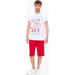 T-SHIRT KRÓTKI RĘKAW MĘSKI GŁADKI. Białe t-shirty męskie Top Secret, na lato, m, z nadrukiem, z bawełny, z okrągłym kołnierzem, krótkie. W wyprzedaży za 14,99 zł.