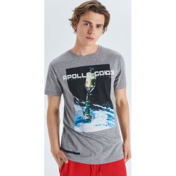 Koszulka z kolekcji Apollo/Soyuz - Jasny szary. Koszulki męskie Cropp. W wyprzedaży za 19,99 zł.