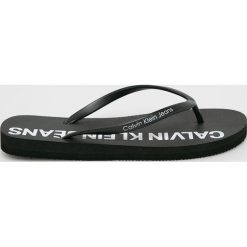 Calvin Klein Jeans - Japonki. Czarne klapki damskie Calvin Klein Jeans, bez wzorów, z jeansu, bez obcasa, na obcasie. W wyprzedaży za 129,90 zł.
