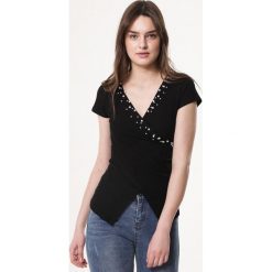 Czarna Bluzka Professional. Czarne bluzki damskie Born2be, s, z aplikacjami, z dzianiny, bez kołnierzyka, z krótkim rękawem. Za 19,99 zł.