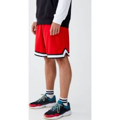 Spodenki jogging basket. Czerwone spodenki i szorty męskie marki Pull&Bear, m, bez wzorów. Za 69,90 zł.