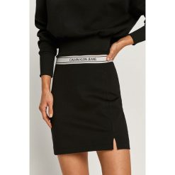 Calvin Klein Jeans - Spódnica. Czarne spódniczki damskie Calvin Klein Jeans, na co dzień, s, z nadrukiem, z elastanu, casualowe, z podwyższonym stanem, mini, proste. Za 299,90 zł.