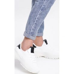 Białe Sneakersy Trusty. Białe sneakersy damskie Renee. Za 89,99 zł.