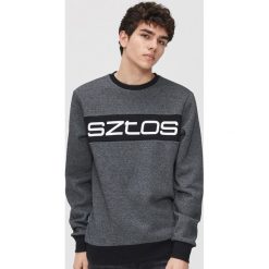 Bluza z napisem - Jasny szary. Szare bluzy damskie Cropp, s, z napisami, bez kołnierzyka, bez rękawów, bez kaptura. W wyprzedaży za 63,99 zł.