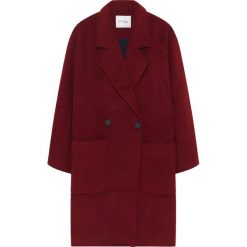 Płaszcz w kolorze ciemnoczerwonym. Czerwone płaszcze damskie American Vintage, bez wzorów, z wełny. W wyprzedaży za 419,95 zł.
